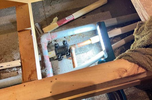 【賃貸マンション漏水】給湯管ピンホール修理から内装復旧まで、職人一人で即解決！